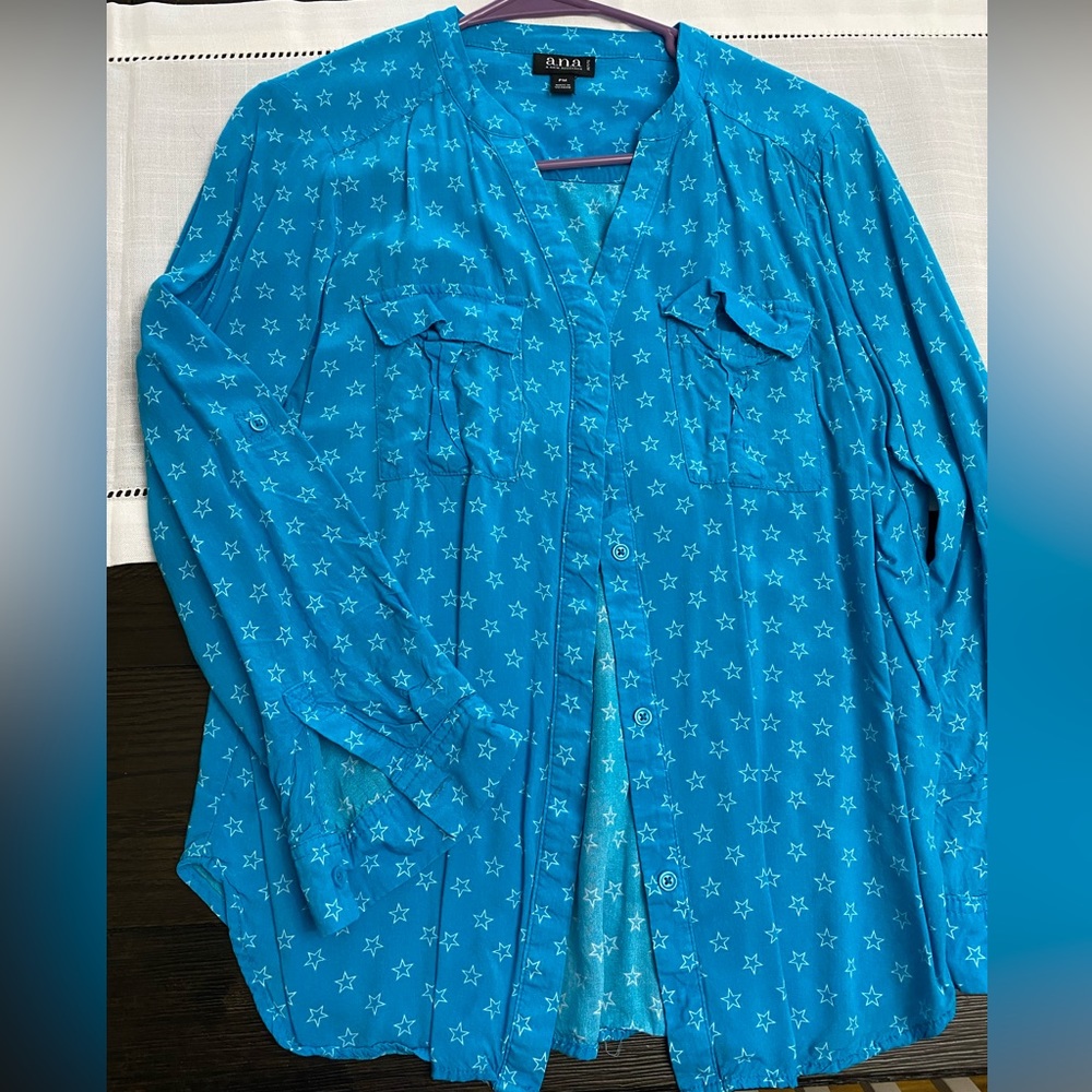 Size petite medium star shirt.